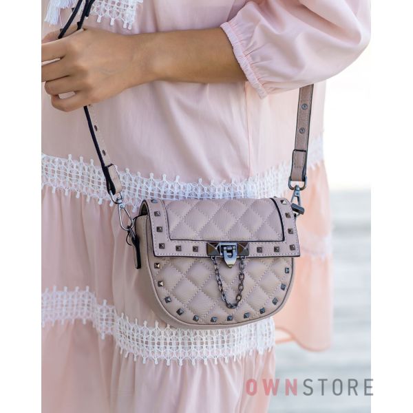 Купить онлайн миниатюрную женскую кожаную сумочку с заклепками цвета капучино  - арт.3005