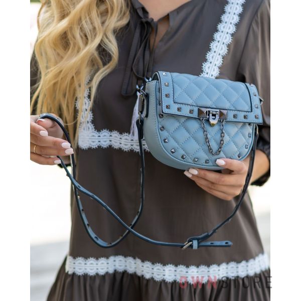 Купить онлайн миниатюрную женскую серую кожаную сумочку с заклепками - арт.3005