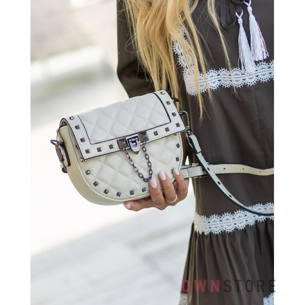 Купить онлайн миниатюрную бежевую женскую кожаную сумочку с заклепками - арт.3005